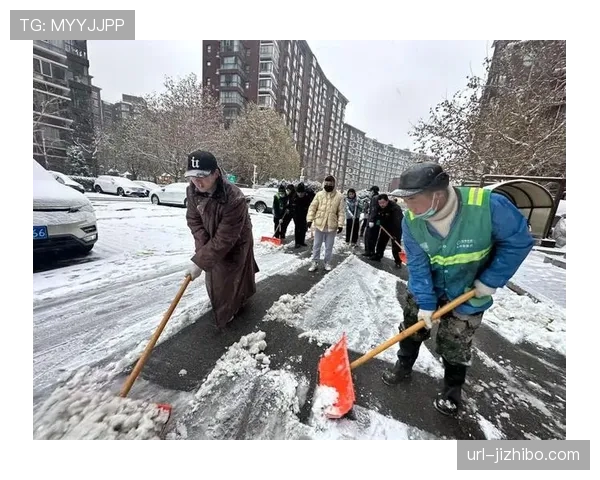 气候影响：慕尼黑大雪，拜仁vs曼城赛前工作人员紧急清理场地积雪