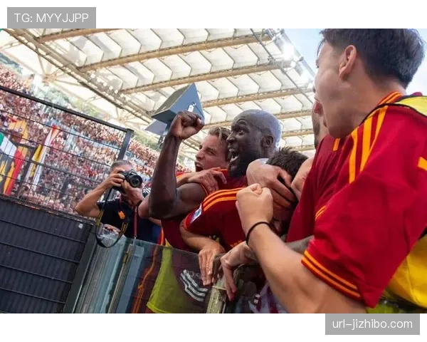 现场：都灵对阵蒙扎，球迷掷入大量网球导致比赛中断五分钟